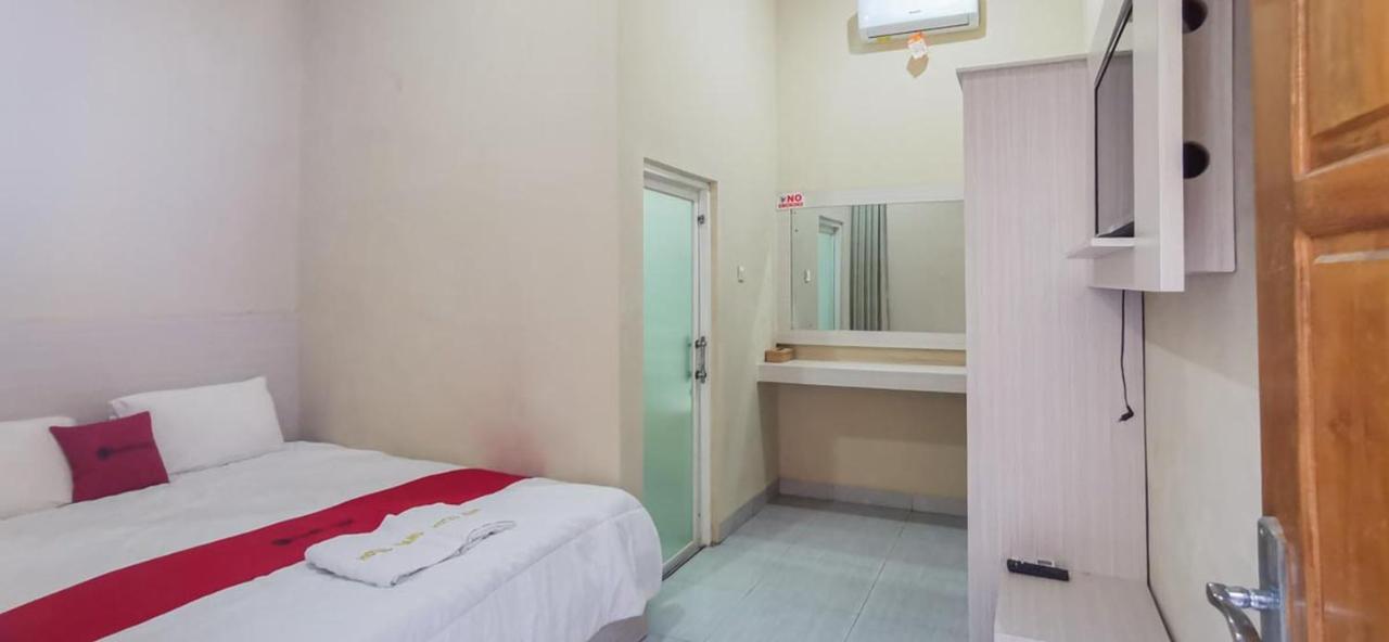 Reddoorz Near Pantai Pancer Door Pacitan Hotel Exterior photo